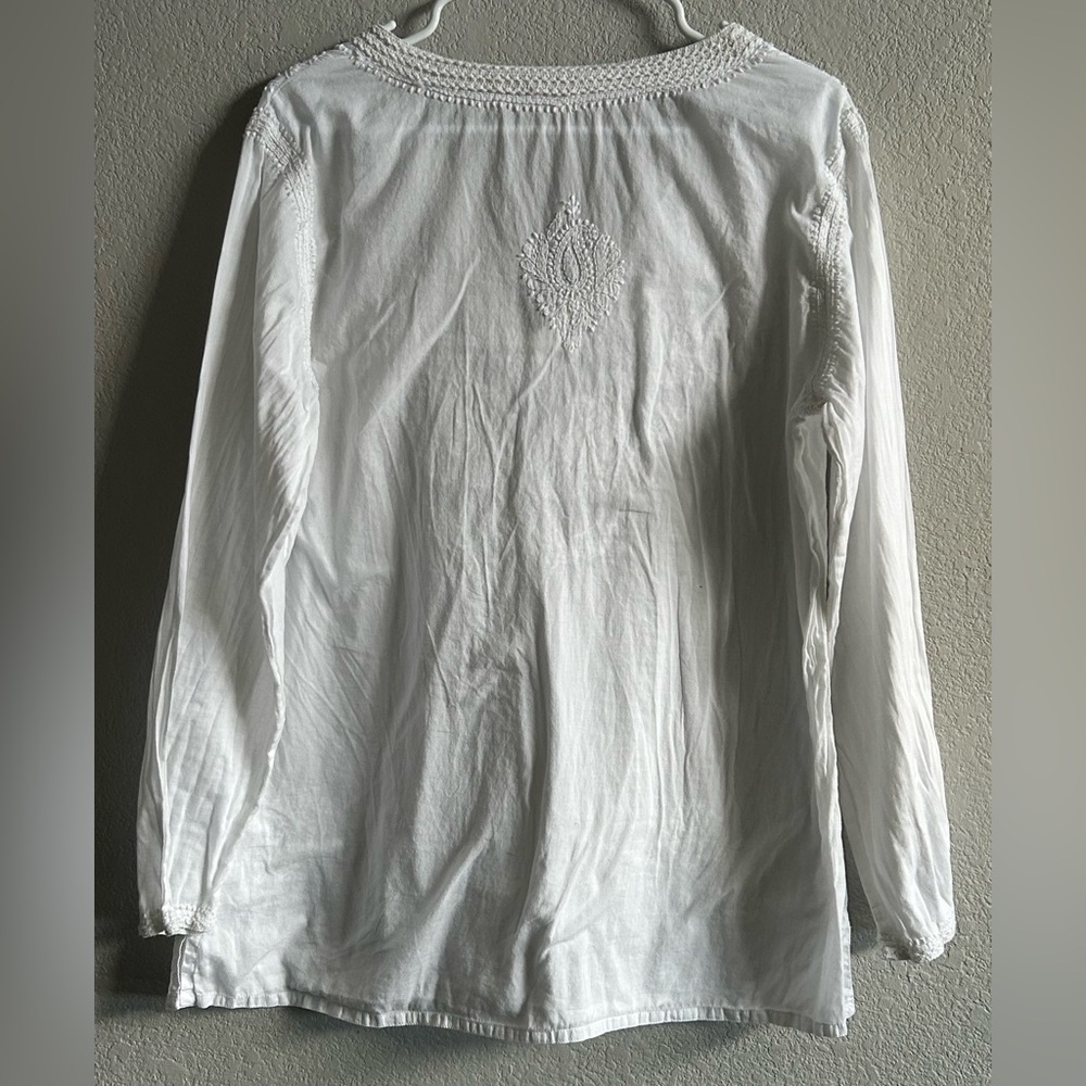 Catalog Favorites white v neck embroidered shirt, women’s large. 100% cotton. - Picture 4 of 9